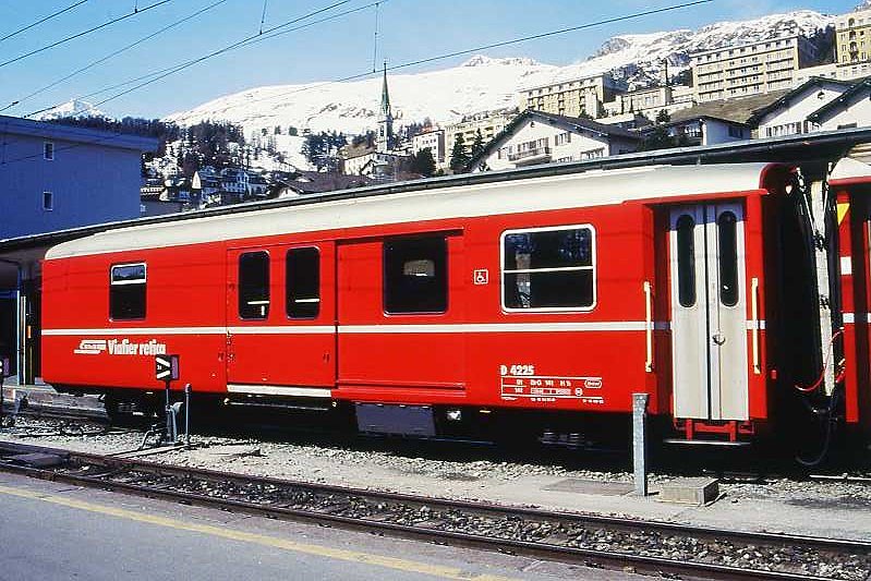 RhB - D 4225 - Gep�ckwagen am 31.3.1996 in St.Moritz - �bernahme 15.04.1980 - SWS/SWP - Fahrzeuggewicht 14,00t - Zuladung 8,00t - L�P 13,74m - zul�ssige Geschwindigkeit 90 km/h.- �2=16.09.1992 - RhB-Logo r�toromanisch. Hinweis: dicke Fahrzeugnummer, Fenstergurt durchgehend, ohne Kennzeichnung an den Ecken - Lebenslauf: ex D 4225 - 01.07.2010 DS 4225 - die Gep�ckwagenserie bestand aus 8 Fahrzeugen mit den Nummern 4219 bis 4226
