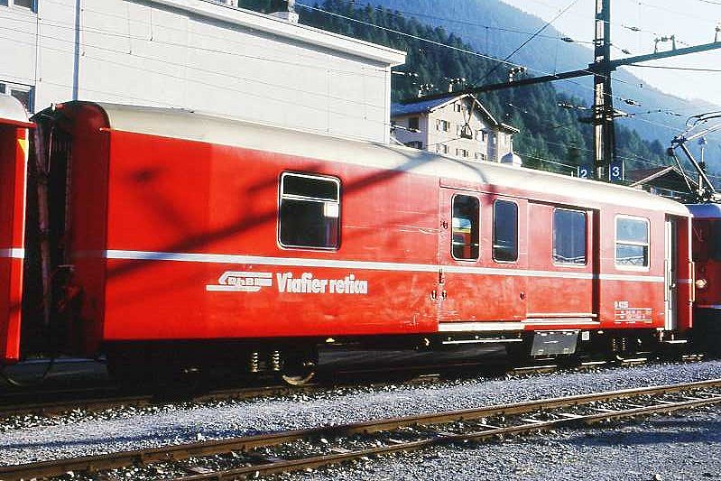 RhB - D 4225 - Gep�ckwagen am 24.08.1997 in Disentis - �bernahme 15.04.1980 - SWS/SWP - Fahrzeuggewicht 14,00t - Zuladung 8,00t - L�P 13,74m - zul�ssige Geschwindigkeit 90 km/h.- �2=16.09.1992 - RhB-Logo r�toromanisch. Hinweis: dicke Fahrzeugnummer, Fenstergurt durchgehend, ohne Kennzeichnung an den Ecken - Lebenslauf: ex D 4225 - 01.07.2010 DS 4225 - die Gep�ckwagenserie bestand aus 8 Fahrzeugen mit den Nummern 4219 bis 4226
