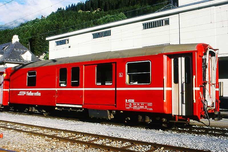 RhB - D 4225 - Gep�ckwagen am 30.08.1997 in Disentis - �bernahme 15.04.1980 - SWS/SWP - Fahrzeuggewicht 14,00t - Zuladung 8,00t - L�P 13,74m - zul�ssige Geschwindigkeit 90 km/h.- �2=16.09.1992 - RhB-Logo r�toromanisch. Hinweis: dicke Fahrzeugnummer, Fenstergurt durchgehend, ohne Kennzeichnung an den Ecken - Lebenslauf: ex D 4225 - 01.07.2010 DS 4225 - die Gep�ckwagenserie bestand aus 8 Fahrzeugen mit den Nummern 4219 bis 4226
