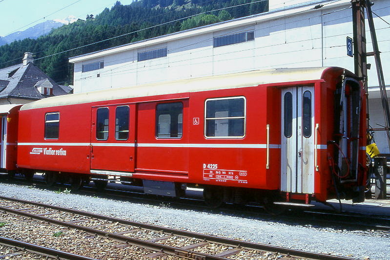 RhB - D 4225 - Gep�ckwagen am 23.05.1998 in Disentis - �bernahme 15.04.1980 - SWS/SWP - Fahrzeuggewicht 14,00t - Zuladung 8,00t - L�P 13,74m - zul�ssige Geschwindigkeit 90 km/h.- �2=16.09.1992 - RhB-Logo r�toromanisch. Hinweis: dicke Fahrzeugnummer, Fenstergurt durchgehend, ohne Kennzeichnung an den Ecken - Lebenslauf: ex D 4225 - 01.07.2010 DS 4225 - die Gep�ckwagenserie bestand aus 8 Fahrzeugen mit den Nummern 4219 bis 4226
