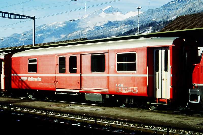 RhB - D 4226 - Gep�ckwagen am 28.02.1997 in Landquart - �bernahme 15.04.1980 - SWS/SWP - Fahrzeuggewicht 14,00t - Zuladung 8,00t - L�P 13,74m - zul�ssige Geschwindigkeit 90 km/h.- �2=23.07.1992 - RhB-Logo in r�toromanisch Hinweis: dicke Fahrzeugnummer, Fenstergurt durchgehend, ohne Kennzeichnung an den Ecken - Lebenslauf: ex D 4226 - 30.03.2010 DS 4226 - die Gep�ckwagenserie bestand aus 8 Fahrzeugen mit den Nummern 4219 bis 4226
