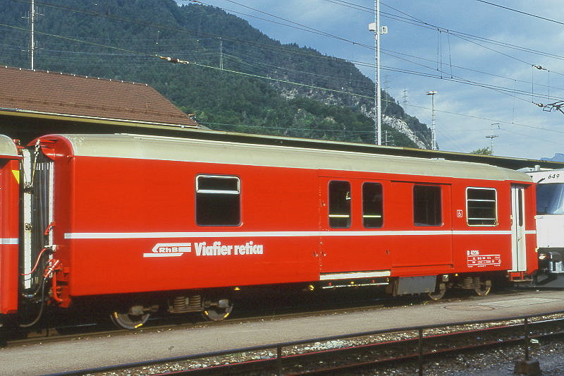 RhB - D 4226 - Gep�ckwagen am 28.08.1997 in Landquart - �bernahme 15.04.1980 - SWS/SWP - Fahrzeuggewicht 14,00t - Zuladung 8,00t - L�P 13,74m - zul�ssige Geschwindigkeit 90 km/h.- �2=23.07.1992 - RhB-Logo in r�toromanisch Hinweis: dicke Fahrzeugnummer, Fenstergurt durchgehend, ohne Kennzeichnung an den Ecken - Lebenslauf: ex D 4226 - 30.03.2010 DS 4226 - die Gep�ckwagenserie bestand aus 8 Fahrzeugen mit den Nummern 4219 bis 4226
