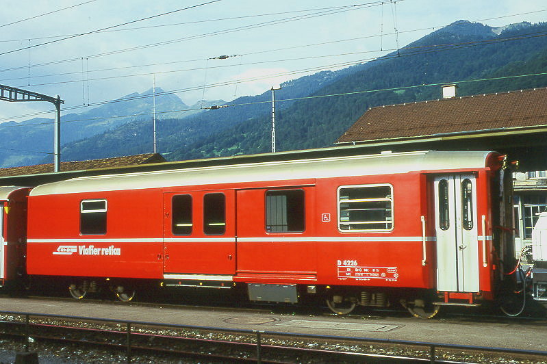 RhB - D 4226 - Gep�ckwagen am 28.08.1997 in Landquart - �bernahme 15.04.1980 - SWS/SWP - Fahrzeuggewicht 14,00t - Zuladung 8,00t - L�P 13,74m - zul�ssige Geschwindigkeit 90 km/h.- �2=23.07.1992 - RhB-Logo in r�toromanisch Hinweis: dicke Fahrzeugnummer, Fenstergurt durchgehend, ohne Kennzeichnung an den Ecken - Lebenslauf: ex D 4226 - 30.03.2010 DS 4226 - die Gep�ckwagenserie bestand aus 8 Fahrzeugen mit den Nummern 4219 bis 4226
