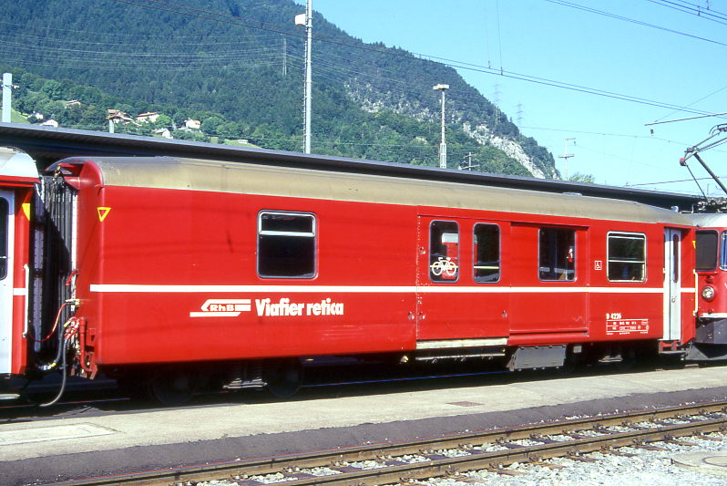 RhB - D 4226 - Gep�ckwagen am 23.08.2000 in Landquart - �bernahme 15.04.1980 - SWS/SWP - Fahrzeuggewicht 14,00t - Zuladung 8,00t - L�P 13,74m - zul�ssige Geschwindigkeit 90 km/h.- �2=23.07.1992 - RhB-Logo in r�toromanisch Hinweis: dicke Fahrzeugnummer, Fenstergurt durchgehend, mit Kennzeichnung an den Ecken gelb offen - Lebenslauf: ex D 4226 - 30.03.2010 DS 4226 - die Gep�ckwagenserie bestand aus 8 Fahrzeugen mit den Nummern 4219 bis 4226
