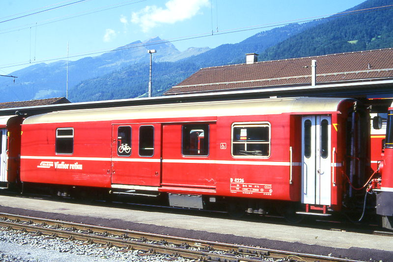 RhB - D 4226 - Gep�ckwagen am 23.08.2000 in Landquart - �bernahme 15.04.1980 - SWS/SWP - Fahrzeuggewicht 14,00t - Zuladung 8,00t - L�P 13,74m - zul�ssige Geschwindigkeit 90 km/h.- �2=23.07.1992 - RhB-Logo in r�toromanisch Hinweis: dicke Fahrzeugnummer, Fenstergurt durchgehend, mit Kennzeichnung an den Ecken gelb offen - Lebenslauf: ex D 4226 - 30.03.2010 DS 4226 - die Gep�ckwagenserie bestand aus 8 Fahrzeugen mit den Nummern 4219 bis 4226

