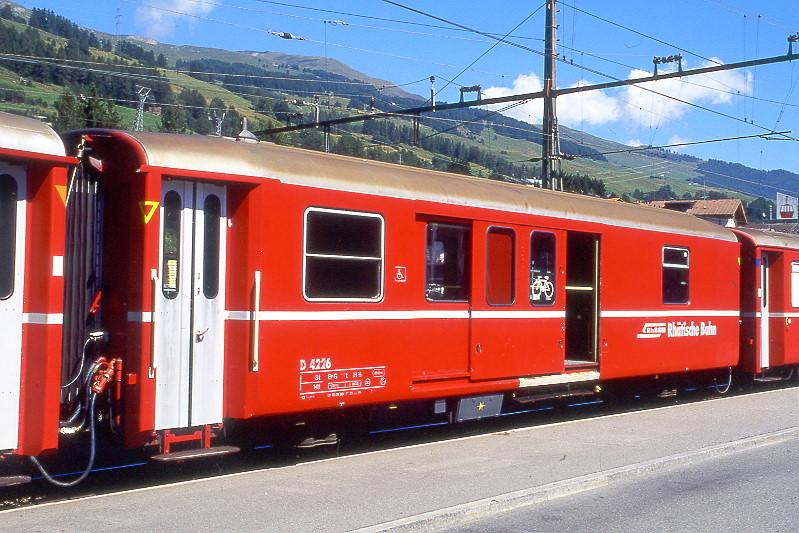 RhB - D 4226 - Gep�ckwagen am 27.08.2008 in Scuol - �bernahme 15.04.1980 - SWS/SWP - Fahrzeuggewicht 14,00t - Zuladung 8,00t - L�P 13,74m - zul�ssige Geschwindigkeit 90 km/h.- �3=21.02.2001 - RhB-Logo deutsch. Hinweis: dicke Fahrzeugnummer, Fenstergurt durchgehend, mit Kennzeichnung an den Ecken gelb offen - Lebenslauf: ex D 4226 - 30.03.2010 DS 4226 - die Gep�ckwagenserie bestand aus 8 Fahrzeugen mit den Nummern 4219 bis 4226
