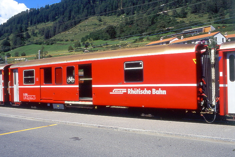 RhB - D 4226 - Gep�ckwagen am 27.08.2008 in Scuol - �bernahme 15.04.1980 - SWS/SWP - Fahrzeuggewicht 14,00t - Zuladung 8,00t - L�P 13,74m - zul�ssige Geschwindigkeit 90 km/h.- �3=21.02.2001 - RhB-Logo deutsch. Hinweis: dicke Fahrzeugnummer, Fenstergurt durchgehend, mit Kennzeichnung an den Ecken gelb offen - Lebenslauf: ex D 4226 - 30.03.2010 DS 4226 - die Gep�ckwagenserie bestand aus 8 Fahrzeugen mit den Nummern 4219 bis 4226
