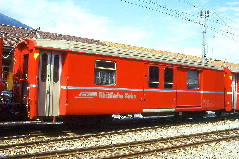 RhB - DZ 4231 - Gep�ckwagen mit Postabteil am 06.09.1996 in Chur - �bernahme 17.02.1969 - SWS/SWP - Fahrzeuggewicht 9,00t - Zuladung 8,00t - L�P 11,92m - zul�ssige Geschwindigkeit 80 km/h.- �2=25.09.1990 - RhB-Logo in deutsch - mit Kennzeichnung an den Ecken gelb - Lebenslauf: ex DZ 4231 - 30.04.2013 D 4213 - die Gep�ckwagenserie bestand aus 3 Fahrzeugen mit den Nummern 4231 bis 4233

