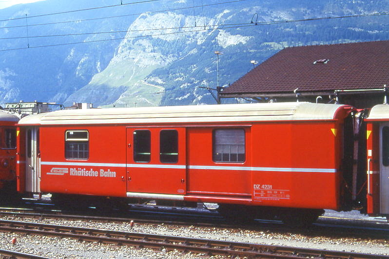 RhB - DZ 4231 - Gep�ckwagen mit Postabteil am 06.09.1996 in Chur - �bernahme 17.02.1969 - SWS/SWP - Fahrzeuggewicht 9,00t - Zuladung 8,00t - L�P 11,92m - zul�ssige Geschwindigkeit 80 km/h.- �2=25.09.1990 - RhB-Logo in deutsch - mit Kennzeichnung an den Ecken gelb - Lebenslauf: ex DZ 4231 - 30.04.2013 D 4213 - die Gep�ckwagenserie bestand aus 3 Fahrzeugen mit den Nummern 4231 bis 4233
