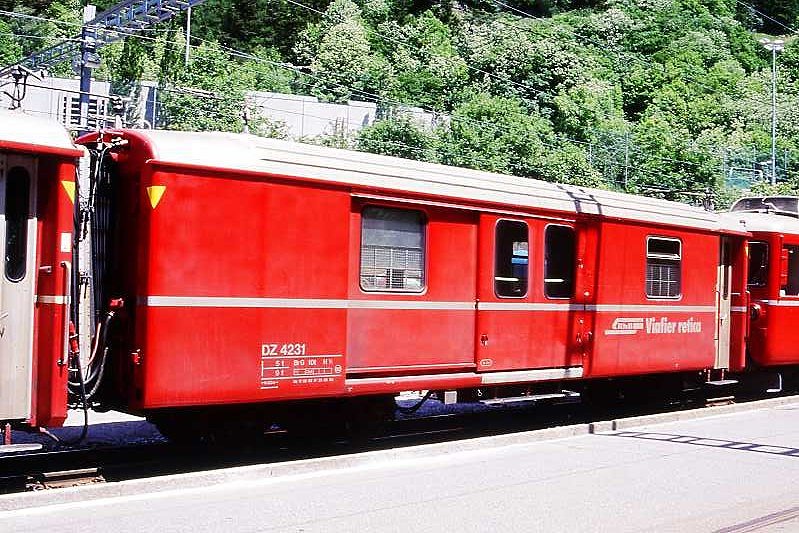 RhB - DZ 4231 - Gep�ckwagen mit Postabteil am 06.06.1997 in Chur Sand - �bernahme 17.02.1969 - SWS/SWP - Fahrzeuggewicht 9,20t - Zuladung 8,00t - L�P 11,92m - zul�ssige Geschwindigkeit 80 km/h.- �2=25.09.1990 - RhB-Logo in rh�toromanisch - mit Kennzeichnung an den Ecken gelb - Lebenslauf: ex DZ 4231 - 30.04.2013 D 4231 - die Gep�ckwagenserie bestand aus 3 Fahrzeugen mit den Nummern 4231 bis 4233
