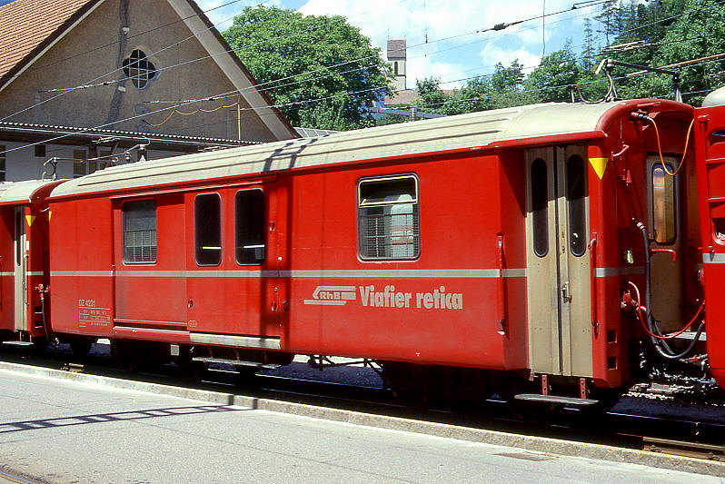 RhB - DZ 4231 - Gep�ckwagen mit Postabteil am 06.06.1997 in Chur Sand - �bernahme 17.02.1969 - SWS/SWP - Fahrzeuggewicht 9,20t - Zuladung 8,00t - L�P 11,92m - zul�ssige Geschwindigkeit 80 km/h.- �2=25.09.1990 - RhB-Logo in rh�toromanisch - mit Kennzeichnung an den Ecken gelb - Lebenslauf: ex DZ 4231 - 30.04.2013 D 4231 - die Gep�ckwagenserie bestand aus 3 Fahrzeugen mit den Nummern 4231 bis 4233
