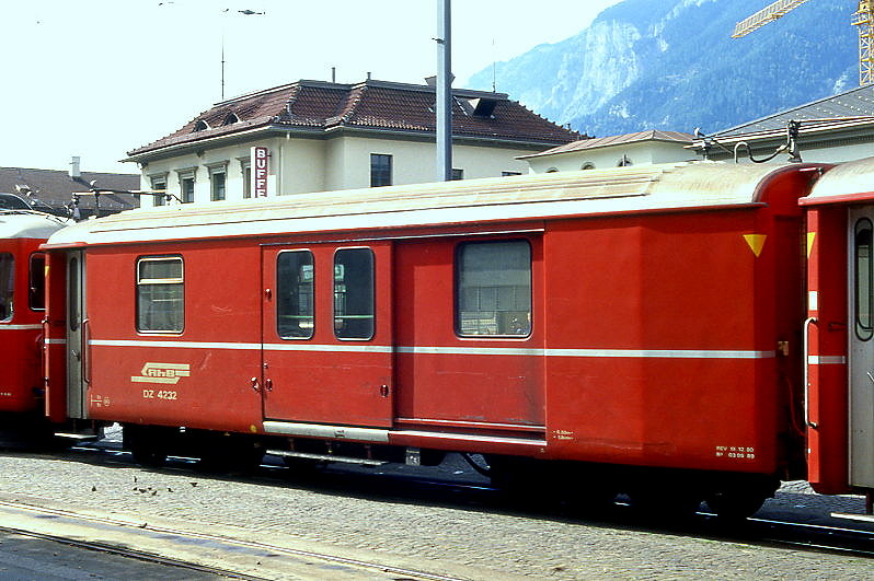 RhB - DZ 4232 - Gep�ckwagen mit Postabteil am 01.10.1990 in Chur - �bernahme 14.03.1969 - SWS/SWP - Fahrzeuggewicht 9,00t - Zuladung 8,00t - L�P 11,92m - zul�ssige Geschwindigkeit 80 km/h.- �=19.12.1980 �2=03.05.1989 - nur RhB-Logo - Hinweis: mit Kennzeichnung an den Ecken - Lebenslauf: ex DZ 4232 - 16.08.2013 D 4232 - die Gep�ckwagenserie bestand aus 3 Fahrzeugen mit den Nummern 4231 bis 4233
