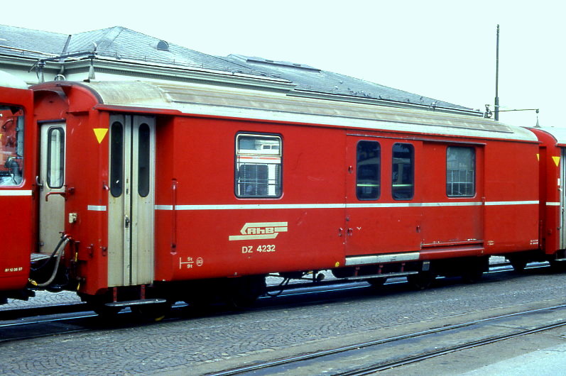 RhB - DZ 4232 - Gep�ckwagen mit Postabteil am 13.05.1991 in Chur - �bernahme 14.03.1969 - SWS/SWP - Fahrzeuggewicht 9,00t - Zuladung 8,00t - L�P 11,92m - zul�ssige Geschwindigkeit 80 km/h.- �=19.12.1980 �2=03.05.1989 - nur RhB-Logo - mit Kennzeichnung an den Ecken - Lebenslauf: ex DZ 4232 - 16.,08.2013 D 4232 - die Gep�ckwagenserie bestand aus 3 Fahrzeugen mit den Nummern 4231 bis 4233
