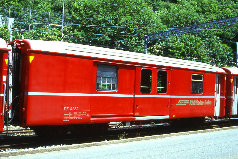 RhB - DZ 4232 - Gep�ckwagen mit Postabteil am 07.06.1997 in Chur Sand - �bernahme 14.03.1969 - SWS/SWP - Fahrzeuggewicht 9,00t - Zuladung 8,00t - L�P 11,92m - zul�ssige Geschwindigkeit 80 km/h.- �2=20.07.1995 - RhB-Logo in deutsch - mit Kennzeichnung an den Ecken - Lebenslauf: ex DZ 4232 - 16.08.2013 D 4232 - die Gep�ckwagenserie bestand aus 3 Fahrzeugen mit den Nummern 4231 bis 4233

