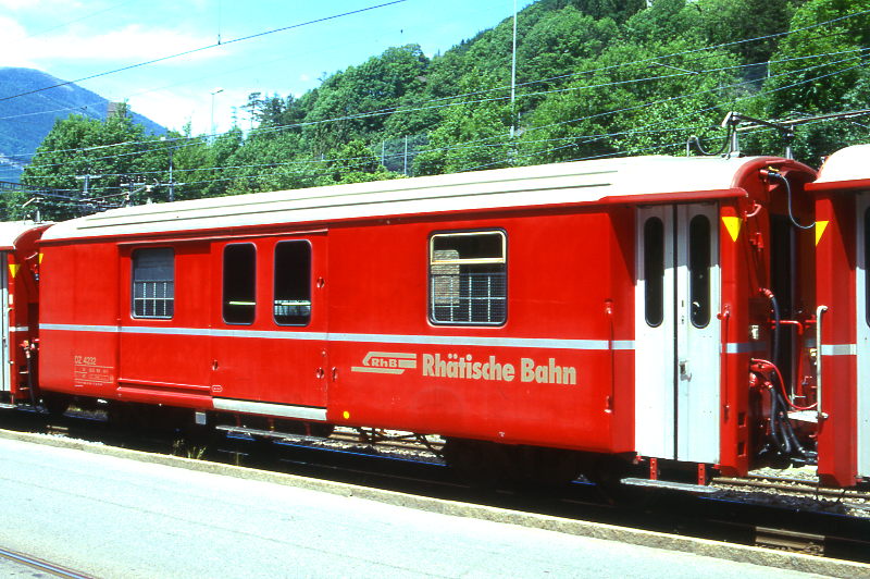 RhB - DZ 4232 - Gep�ckwagen mit Postabteil am 07.06.1997 in Chur Sand - �bernahme 14.03.1969 - SWS/SWP - Fahrzeuggewicht 9,00t - Zuladung 8,00t - L�P 11,92m - zul�ssige Geschwindigkeit 80 km/h.- �2=20.07.1995 - RhB-Logo in deutsch - mit Kennzeichnung an den Ecken - Lebenslauf: ex DZ 4232 - 16.08.2013 D 4232 - die Gep�ckwagenserie bestand aus 3 Fahrzeugen mit den Nummern 4231 bis 4233
