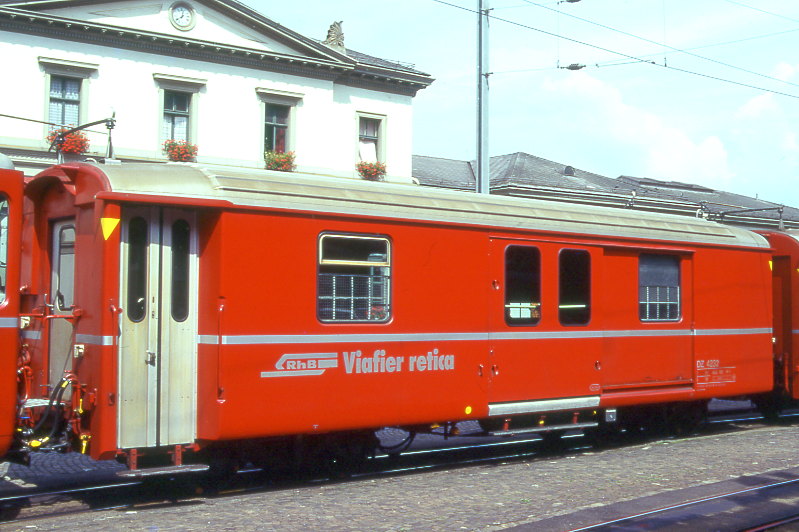 RhB -DZ 4232 - Gep�ckwagen mit Postabteil am 19.08.1995 in Chur - �bernahme 14.03.1969 - SWS/SWP - Fahrzeuggewicht 9,00t - Zuladung 8,00t - L�P 11,92m - zul�ssige Geschwindigkeit 80 km/h.- �2=20.07.1995 - RhB-Logo in rh�toromanisch - mit Kennzeichnung an den Ecken - Lebenslauf: ex DZ 4232 - 16.08.2013 D 4232 - die Gep�ckwagenserie bestand aus 3 Fahrzeugen mit den Nummern 4231 bis 4233
