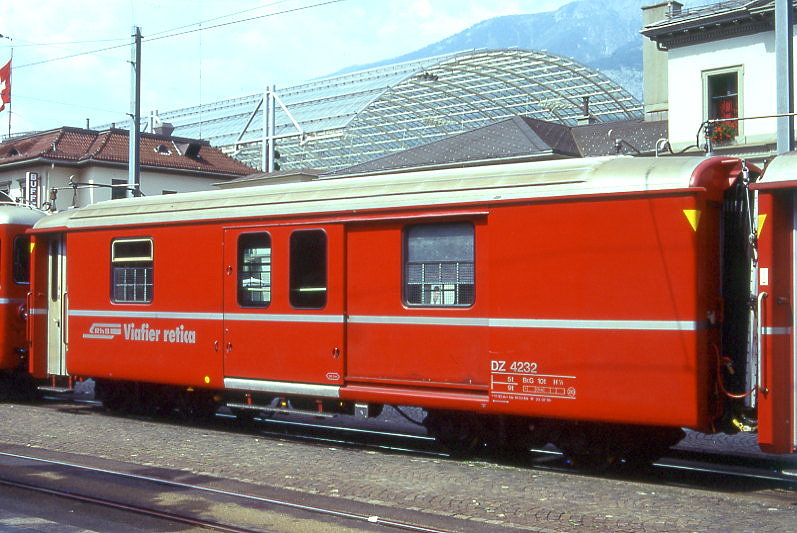 RhB -DZ 4232 - Gep�ckwagen mit Postabteil am 19.08.1995 in Chur - �bernahme 14.03.1969 - SWS/SWP - Fahrzeuggewicht 9,00t - Zuladung 8,00t - L�P 11,92m - zul�ssige Geschwindigkeit 80 km/h.- �2=20.07.1995 - RhB-Logo in rh�toromanisch - mit Kennzeichnung an den Ecken - Lebenslauf: ex DZ 4232 - 16.08.2013 D 4232 - die Gep�ckwagenserie bestand aus 3 Fahrzeugen mit den Nummern 4231 bis 4233
