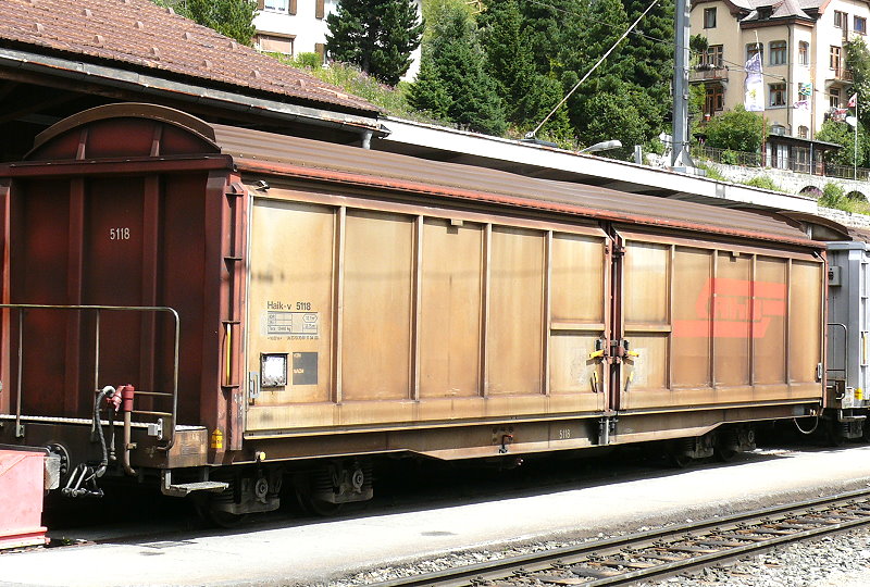 RhB - Haik-v 5118 am 30.07.2010 in St.Moritz - Schiebewandwagen 4-achsig mit 1 offenen Plattform - �bernahme 23.10.1970 - SIG - Gewicht 12,44t - Zuladung 26,00t - L�P 14,69m - zul�ssige Geschwindigkeit 80 km/h - �2=17.04.2003 - RhB Logo - Hinweis: die Wagenserie besteht aus 20 Fahrzeugen mit den Nummern 5101 bis 5120, gescanntes Dia
