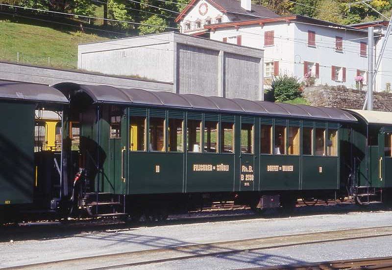 RhB - (WN 9802) angeschrieben B 2138 am 10.10.2008 in Poschiavo - Clubwagen  FILISUR-ST�BLE  2. Klasse historischer Personenwagen - Baujahr 1903 - SIG/RhB - Gewicht 10,00t - Sitzpl�tze 24 - L�P 10,440m - zul�ssige Geschwindigkeit 60 km/h - Lebenslauf: ex AB 119 - 1948 B 119 - 1956 B 2138 - 1964 B� 2138 - 1967 Xk 9064 II - 02/2002 Club1889 - 10/2002 WN 9802/B 2138. Hinweis: (Club 1889)
