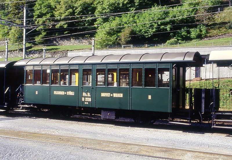 RhB - (WN 9802) angeschrieben B 2138 am 10.10.2008 in Poschiavo - Clubwagen  FILISUR-ST�BLE  2. Klasse historischer Personenwagen - Baujahr 1903 - SIG/RhB - Gewicht 10,00t - Sitzpl�tze 24 - L�P 10,440m - zul�ssige Geschwindigkeit 60 km/h - Lebenslauf: ex AB 119 - 1948 B 119 - 1956 B 2138 - 1964 B� 2138 - 1967 Xk 9064 II - 02/2002 Club1889 - 10/2002 WN 9802/B 2138. Hinweis: (Club 1889)
