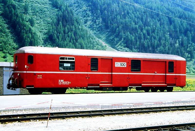 RhB - Z 100 am 01.06.1993 in Oberwald - Postwagen 4-achsig - Baujahr 1966 - SWS/SWP - Fahrzeuggewicht 19,00t - Zuladung 5,00t - L�P 16,40m - zul�ssige Geschwindigkeit = 90 km/h - �2=21.11.1983 �1=05.06.1989 - Lebenslauf: ex WSB Zi 54 - 22.06.1978 RhB Z 100 - 08/2000 FO Z 100 - 2003 MGB Z 100 - 07/2005 verkauft nach Madagaskar
