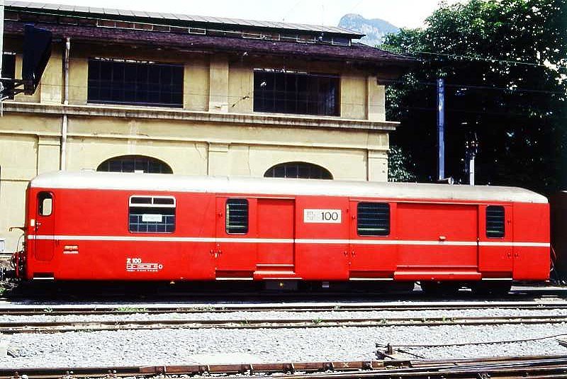 RhB - Z 100 am 17.06.1995 in Brig - Postwagen 4-achsig - Baujahr 1966 - SWS/SWP - Fahrzeuggewicht 19,00t - Zuladung 5,00t - L�P 16,40m - zul�ssige Geschwindigkeit = 90 km/h - �2=21.11.1983 �1=05.06.1989 - Lebenslauf: ex WSB Zi 54 - 22.06.1978 RhB Z 100 - 08/2000 FO Z 100 - 2003 MGB Z 100 - 07/2005 verkauft nach Madagaskar
