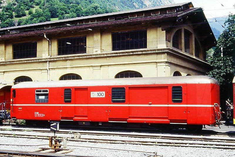 RhB - Z 100 am 17.06.1995 in Brig - Postwagen 4-achsig - Baujahr 1966 - SWS/SWP - Fahrzeuggewicht 19,00t - Zuladung 5,00t - L�P 16,40m - zul�ssige Geschwindigkeit = 90 km/h - �2=21.11.1983 �1=05.06.1989 - Lebenslauf: ex WSB Zi 54 - 22.06.1978 RhB Z 100 - 08/2000 FO Z 100 - 2003 MGB Z 100 - 07/2005 verkauft nach Madagaskar
