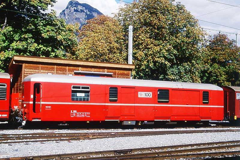 RhB - Z 100 am 07.10.1996 in Brig - Postwagen 4-achsig - Baujahr 1966 - SWS/SWP - Fahrzeuggewicht 19,00t - Zuladung 5,00t - L�P 16,40m - zul�ssige Geschwindigkeit = 90 km/h - �2=13.09.1995 �3=21.11.1983 - Lebenslauf: ex WSB Zi 54 - 22.06.1978 RhB Z 100 - 08/2000 FO Z 100 - 2003 MGB Z 100 - 07/2005 verkauft nach Madagaskar
