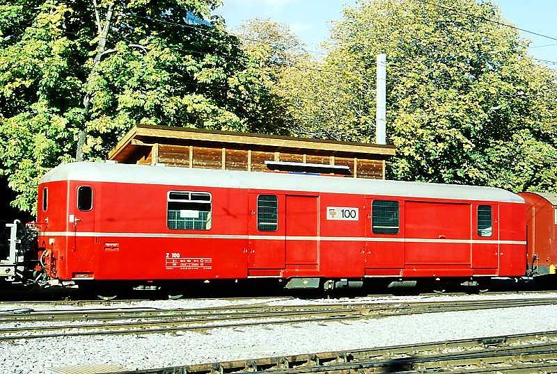 RhB - Z 100 am 11.10.1996 in Brig - Postwagen 4-achsig - Baujahr 1966 - SWS/SWP - Fahrzeuggewicht 19,00t - Zuladung 5,00t - L�P 16,40m - zul�ssige Geschwindigkeit = 90 km/h - �2=13.09.1995 �3=21.11.1983 - Lebenslauf: ex WSB Zi 54 - 22.06.1978 RhB Z 100 - 08/2000 FO Z 100 - 2003 MGB Z 100 - 07/2005 verkauft nach Madagaskar
