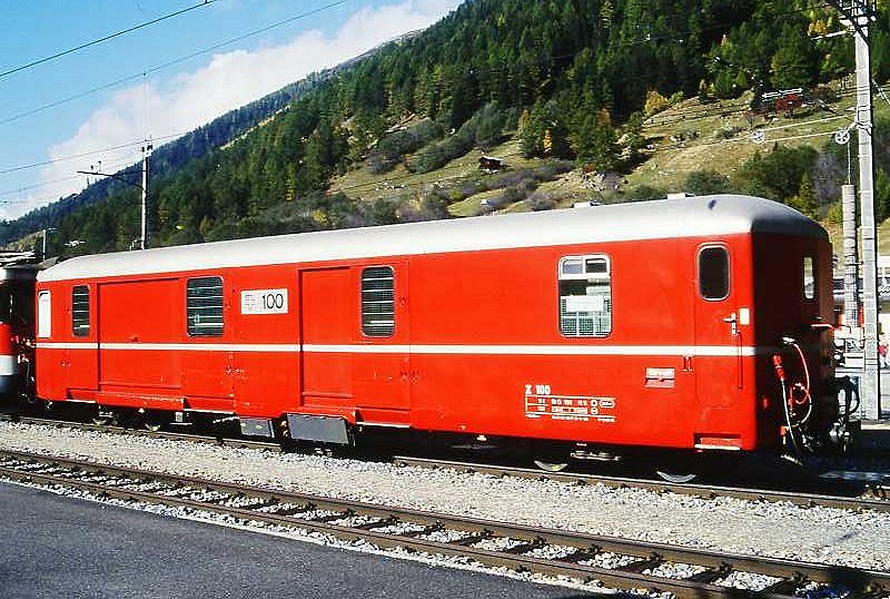 RhB - Z 100 am 11.10.1996 in Oberwald - Postwagen 4-achsig - Baujahr 1966 - SWS/SWP - Fahrzeuggewicht 19,00t - Zuladung 5,00t - L�P 16,40m - zul�ssige Geschwindigkeit = 90 km/h - �2=13.09.1995 �3=21.11.1983 - Lebenslauf: ex WSB Zi 54 - 22.06.1978 RhB Z 100 - 08/2000 FO Z 100 - 2003 MGB Z 100 - 07/2005 verkauft nach Madagaskar
