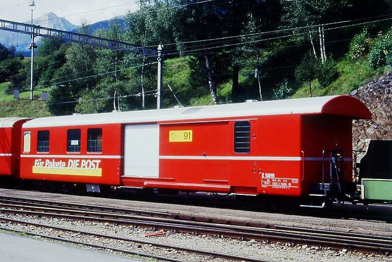 RhB - Z 13091 am 03.09.1996 in Filisur - Postwagen 4-achsig mit 1 offenen Plattform - �bernahme: 09.12.1966 - SWS - Fahrzeuggewicht 15,50t - Zuladung 9,00t - L�P 16,87m - zul�ssibe Geschwindigkeit = 90 km/h - �3=08.03.1984 - Werbung: F�r Pakete die Post - Lebenslauf: ex Z� 90 - 1969 Z 91 - 05/1996 Z 13091 - 06/2005 verkauft nach Naturns/Italien
