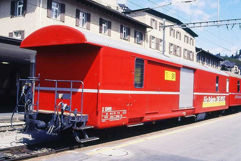 RhB - Z 13091 am 04.09.1996 in St.Moritz - Postwagen 4-achsig mit 1 offenen Plattform - �bernahme: 09.12.1966 - SWS - Fahrzeuggewicht 15,50t - Zuladung 9,00t - L�P 16,87m - zul�ssibe Geschwindigkeit = 90 km/h - �3=08.03.1984 - Werbung: F�r Pakete die Post - Lebenslauf: ex Z� 90 - 1969 Z 91 - 05/1996 Z 13091 - 06/2005 verkauft nach Naturns/Italien

