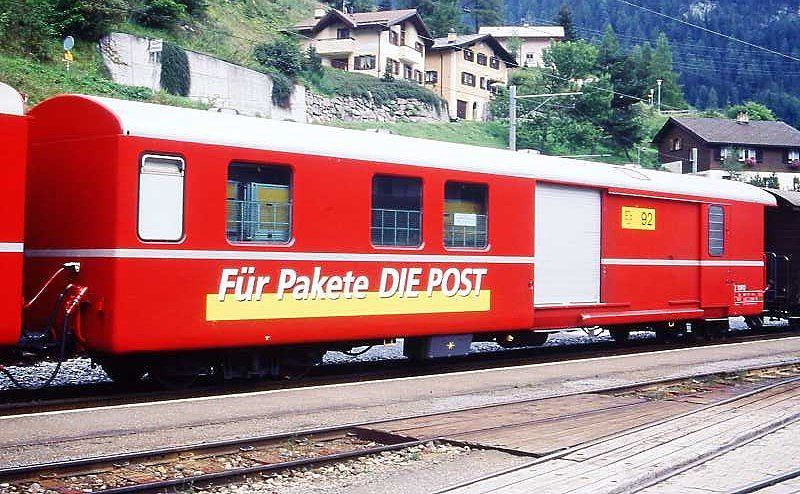 RhB - Z 13092 am 28.08.1996 in Berg�n - Postwagen 4-achsig mit 1 offenen Plattform - �bernahme: 10.12.1966 - SWS - Fahrzeuggewicht 15,50t - Zuladung 9,00t - L�P 16,87m - zul�ssige Geschwindigkeit = 90 km/h - �3=30.05.1984 - Werbung: F�r Pakete DIE POST - Lebenslauf: ex Z� 92 - 1969 Z 92 - 05/1996 Z 13092 - 06/2005 verkauft nach Naturns/Italien
