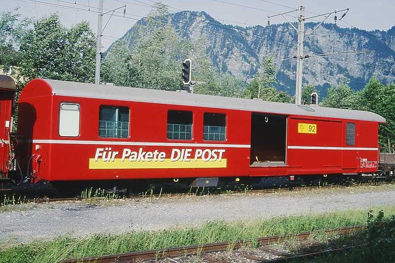 RhB - Z 13092 am 07.06.1997 in Landquart Ried - Postwagen 4-achsig mit 1 offenen Plattform - �bernahme: 10.12.1966 - SWS - Fahrzeuggewicht 15,50t - Zuladung 9,00t - L�P 16,87m - zul�ssige Geschwindigkeit = 90 km/h - �3=30.05.1984 - Werbung: F�r Pakete DIE POST - Lebenslauf: ex Z� 92 - 1969 Z 92 - 05/1996 Z 13092 - 06/2005 verkauft nach Naturns/Italien
