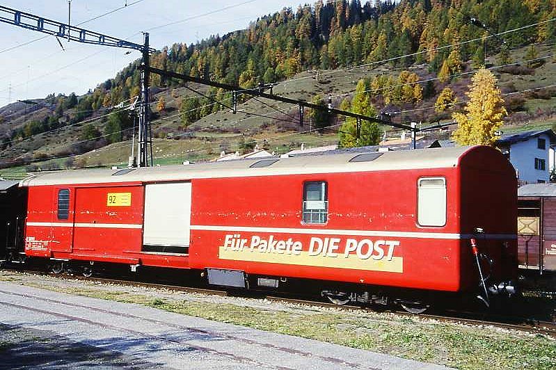 RhB - Z 13092 am 22.10.1998 in Scuol - Postwagen 4-achsig mit 1 offenen Plattform - �bernahme: 10.12.1966 - SWS - Fahrzeuggewicht 15,50t - Zuladung 9,00t - L�P 16,87m - zul�ssige Geschwindigkeit = 90 km/h - �3=30.05.1984 �1=07.03.1997 - Lebenslauf: ex Z� 92 - 1969 Z 92 - 05/1996 Z 13092 - 06/2005 verkauft nach Naturns/Italien
