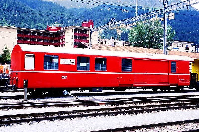 RhB - Z 13094 am 28.08.1997 in Davos Platz - Postwagen 4-achsig mit 1 offenen Plattform - �bernahme: 27.06.1967 - SWS - Fahrzeuggewicht 17,00t - Zuladung 9,00t - L�P 16,87m - zul�ssige Geschwindigkeit = 90 km/h - �3=26.03.1980 �2=01.03.1985 - PTT auf silbernen Grund - Lebenslauf: ex Z� 94 - 1969 Z 94 - 1996 Z 13094 - 02/2003 ausr. - 03/2003 Xak 9455
