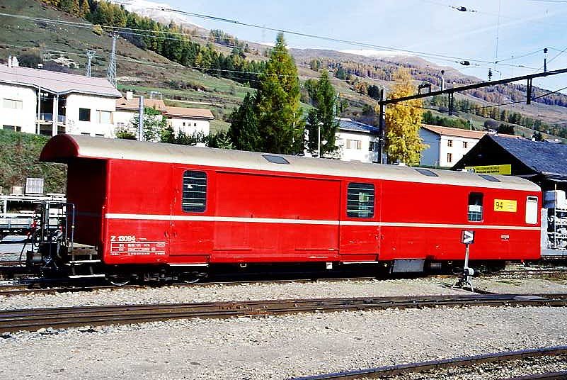 RhB - Z 13094 am 22.10.1998 in Scuol - Postwagen 4-achsig mit 1 offenen Plattform - �bernahme: 27.06.1967 - SWS - Fahrzeuggewicht 17,00t - Zuladung 9,00t - L�P 16,87m - zul�ssige Geschwindigkeit = 90 km/h - �3=26.03.1980 �2=01.03.1985 - PTT auf gelben Grund - Lebenslauf: ex Z� 94 - 1969 Z 94 - 1996 Z 13094 - 02/2003 ausr. - 03/2003 Xak 9455
