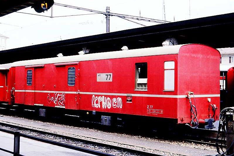 RhB - Z 77 am 15.05.1991 in Chur - Baujahr 1959 - SWS - Fahrzeuggewicht 17,00t - Ladegewicht 8,00t - L�P 14,41m - zul�ssige Geschwindigkeit 90 km/h - �2=20.03.1980 - Lebenslauf: ex Z4� 77 - 1964 Z� 77 - 1969 Z 77 - 09/1999 Xak 9381
