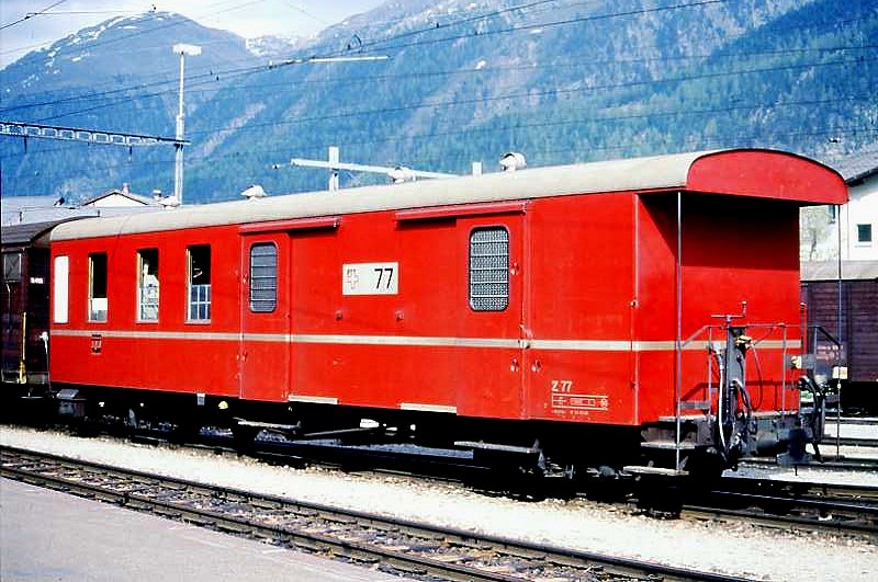 RhB - Z 77 am 30.05.1992 in Samedan - Baujahr 1959 - SWS - Fahrzeuggewicht 17,00t - Ladegewicht 8,00t - L�P 14,41m - zul�ssige Geschwindigkeit 90 km/h - �2=20.03.1980 - Lebenslauf: ex Z4� 77 - 1964 Z� 77 - 1969 Z 77 - 09/1999 Xak 9381
