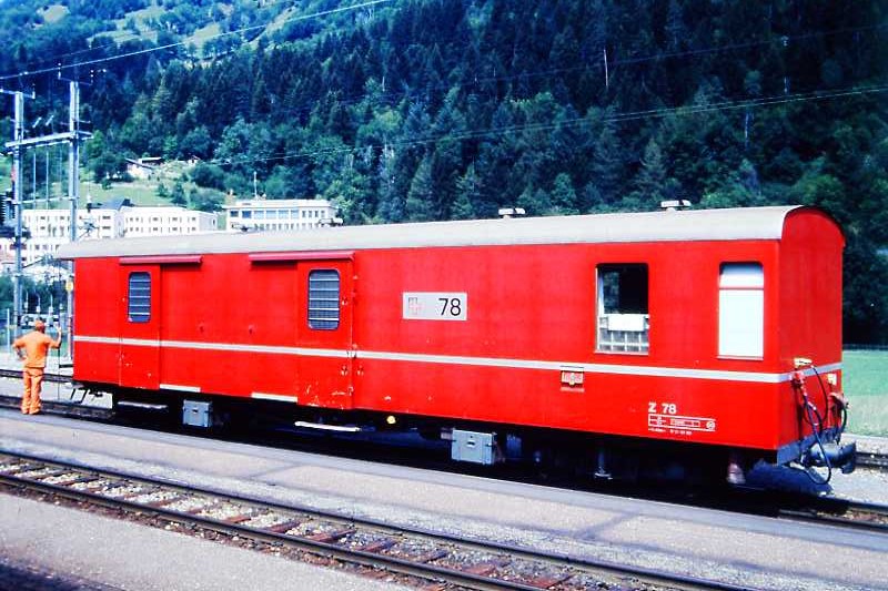 RhB - Z 78 am 13.08.1992 in Ilanz - Baujahr 1959 - SWS - Fahrzeuggewicht 17,00t - Ladegewicht 8,00t - L�P 14,41m - zul�ssige Geschwindigkeit 90 km/h - �2=21.02.1990 - Lebenslauf: ex Z4� 78 - 1964 Z� 78 - 1969 Z 78 - 09/1999 Xak 9382
