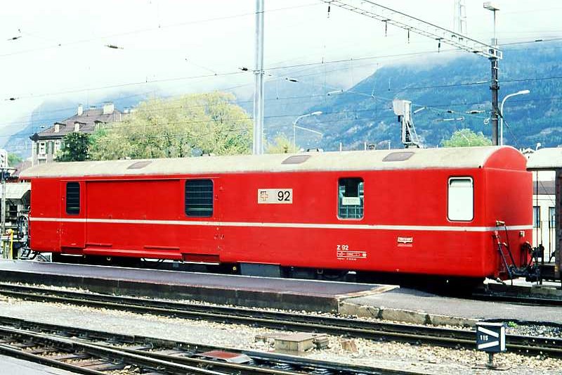 RhB - Z 92 am 15.05.1991 in Chur - Postwagen 4-achsig mit 1 offenen Plattform - �bernahme: 10.12.1966 - SWS - Fahrzeuggewicht 15,50t - Zuladung 9,00t - L�P 16,87m - zul�ssige Geschwindigkeit = 90 km/h - �3=30.05.1984 - Lebenslauf: ex Z� 92 - 1969 Z 92 - 05/1996 Z 13092 - 06/2005 verkauft nach Naturns/Italien
