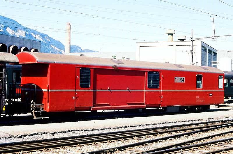 RhB - Z 94 am 09.09.1990 in Chur - Postwagen 4-achsig mit 1 offenen Plattform - �bernahme: 27.06.1967 - SWS - Fahrzeuggewicht 17,00t - Zuladung 9,00t - L�P 16,87m - zul�ssige Geschwindigkeit = 90 km/h - �3=26.03.1980 �2=01.03.1985 - Lebenslauf: ex Z� 94 - 1969 Z 94 - 1996 Z 13094 - 02/2003 ausr. - 03/2003 Xak 9455
