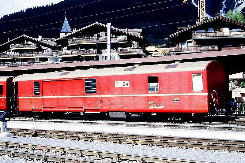 RhB - Z 94 am 13.05.1994 in Klosters - Postwagen 4-achsig mit 1 offenen Plattform - �bernahme: 27.06.1967 - SWS - Fahrzeuggewicht 17,00t - Zuladung 9,00t - L�P 16,87m - zul�ssige Geschwindigkeit = 90 km/h - �3=26.03.1980 �2=01.03.1985 - Lebenslauf: ex Z� 94 - 1969 Z 94 - 1996 Z 13094 - 02/2003 ausr. - 03/2003 Xak 9455
