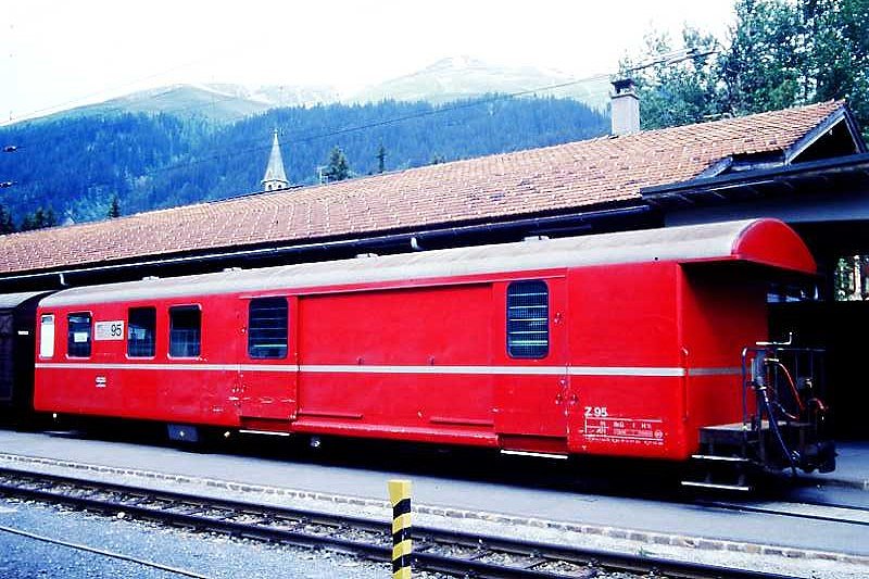 RhB - Z 95 am 10.06.1993 in Davos Platz - Postwagen 4-achsig mit 1 offenen Plattform - �bernahme: 20.10.1969 - SWS - Fahrzeuggewicht 17,00t - Zuladung 9,00t - L�P 16,87m - zul�ssige Geschwindigkeit = 90 km/h - �2=17.03.1989 - Lebenslauf: ex Z� 95 - 1969 Z 95 - 07/2001 Z 13095 - 02/2003 ausr. - 04/2003 Xak 9456
