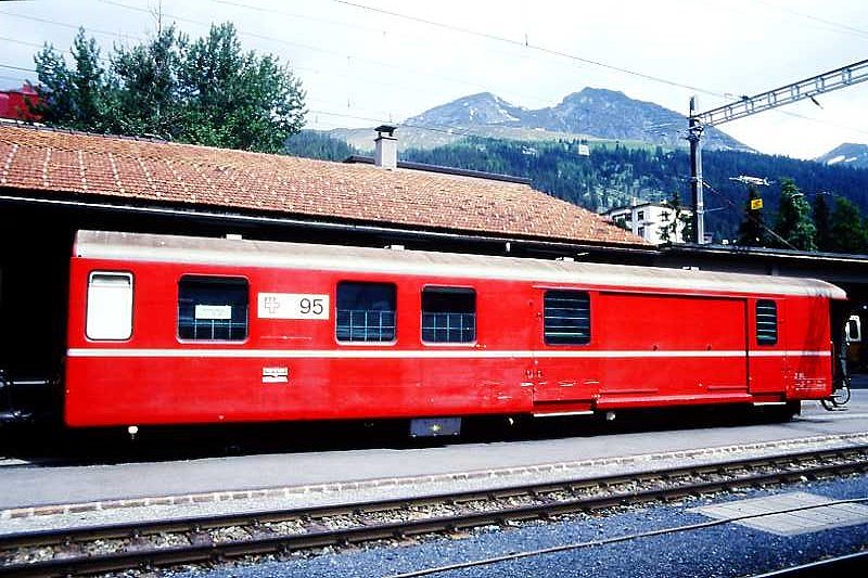 RhB - Z 95 am 10.06.1993 in Davos Platz - Postwagen 4-achsig mit 1 offenen Plattform - �bernahme: 20.10.1969 - SWS - Fahrzeuggewicht 17,00t - Zuladung 9,00t - L�P 16,87m - zul�ssige Geschwindigkeit = 90 km/h - �2=17.03.1989 - Lebenslauf: ex Z� 95 - 1969 Z 95 - 07/2001 Z 13095 - 02/2003 ausr. - 04/2003 Xak 9456
