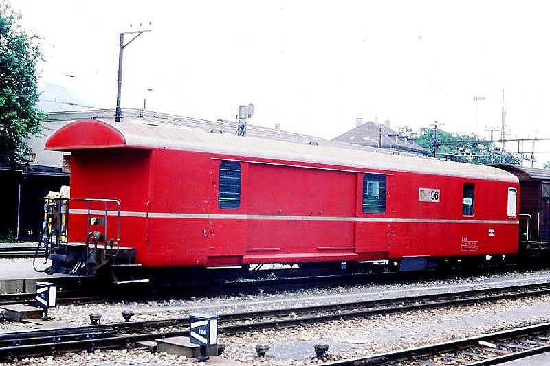 RhB - Z 96 am 06.06.1990 in Chur - Postwagen 4-achsig mit 1 offenen Plattform - �bernahme: 30.10.1969 - SWS - Fahrzeuggewicht 17,00t - Zuladung 9,00t - L�P 16,87m - zul�ssige Geschwindigkeit = 90 km/h - �3=17.10.1984 - Lebenslauf: ex Z� 96 - 1969 Z 96 - 11/1996 Z 13096 - 02/2003 ausr. - 04/2003 Xak 9457
