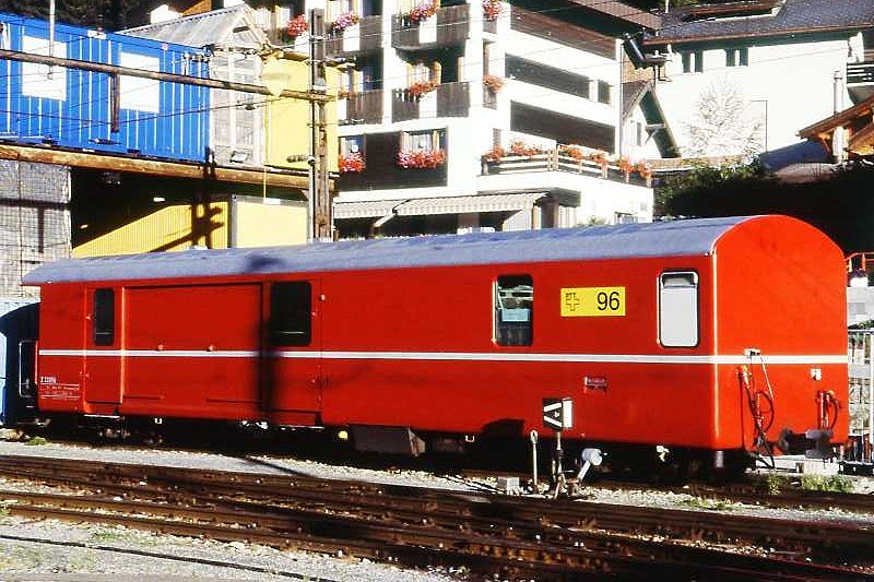 RhB - Z 96 am 30.08.1997 in Disentis - Postwagen 4-achsig mit 1 offenen Plattform - �bernahme: 30.10.1969 - SWS - Fahrzeuggewicht 17,00t - Zuladung 9,00t - L�P 16,87m - zul�ssige Geschwindigkeit = 90 km/h - �3=17.10.1984 �2=21.02.1997 - Lebenslauf: ex Z� 96 - 1969 Z 96 - 11/1996 Z 13096 - 02/2003 ausr. - 04/2003 Xak 9457
