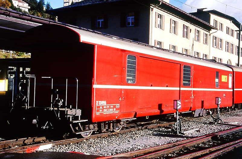 RhB - Z 96 am 23.10.1998 in St.Moritz - Postwagen 4-achsig mit 1 offenen Plattform - �bernahme: 30.10.1969 - SWS - Fahrzeuggewicht 17,00t - Zuladung 9,00t - L�P 16,87m - zul�ssige Geschwindigkeit = 90 km/h - �3=17.10.1984 �2=21.02.1997 - Lebenslauf: ex Z� 96 - 1969 Z 96 - 11/1996 Z 13096 - 02/2003 ausr. - 04/2003 Xak 9457
