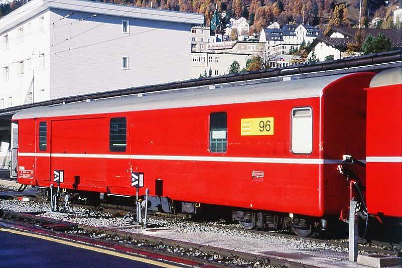 RhB - Z 96 am 23.10.1998 in St.Moritz - Postwagen 4-achsig mit 1 offenen Plattform - �bernahme: 30.10.1969 - SWS - Fahrzeuggewicht 17,00t - Zuladung 9,00t - L�P 16,87m - zul�ssige Geschwindigkeit = 90 km/h - �3=17.10.1984 �2=21.02.1997 - Lebenslauf: ex Z� 96 - 1969 Z 96 - 11/1996 Z 13096 - 02/2003 ausr. - 04/2003 Xak 9457
