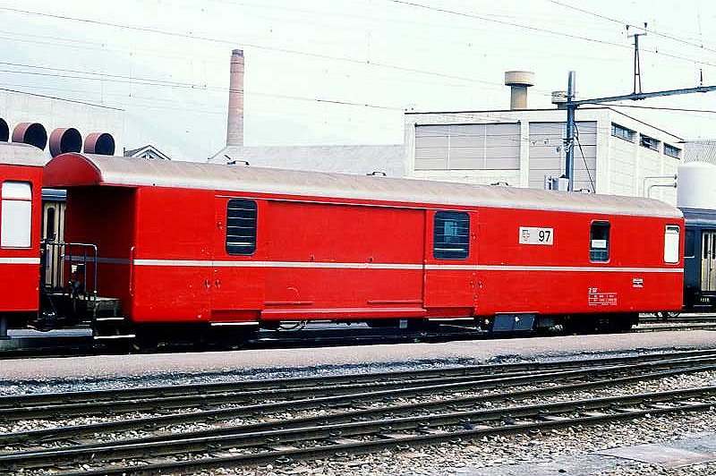 RhB - Z 97 am 27.05.1990 in Chur - Postwagen 4-achsig mit 1 offenen Plattform - �bernahme: 27.11.1969 - SWS - Fahrzeuggewicht 17,00t - Zuladung 9,00t - L�P 16,87m - zul�ssige Geschwindigkeit = 90 km/h - �3=28.07.1982 - Lebenslauf: ex Z� 97 - 1969 Z 97 - 1996 Z� 97 - 11/2001 Z 13097 - 03/2005 Xak 9458

